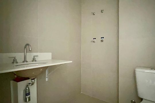 Banheiro Social de kitnet/studio à venda com 1 quarto, 25m² em Pinheiros, São Paulo