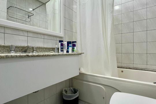 Banheiro Social de kitnet/studio à venda com 1 quarto, 31m² em Jardim Paulista, São Paulo