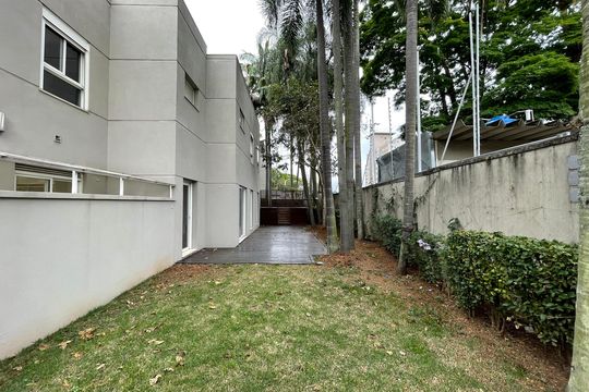 Quintal de casa de condomínio à venda com 6 quartos, 872m² em Jardim Everest, São Paulo
