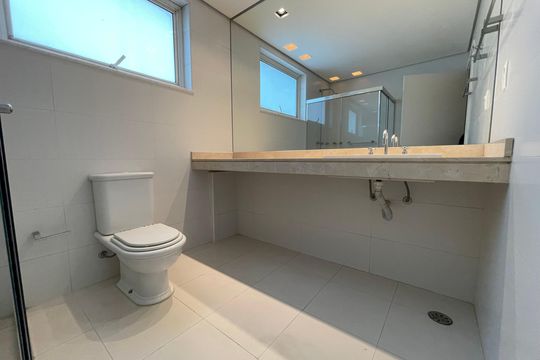 Banheiro Social de casa de condomínio à venda com 6 quartos, 872m² em Jardim Everest, São Paulo