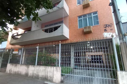 Fachada com Placa de apartamento à venda com 3 quartos, 100m² em Taquara, Rio de Janeiro