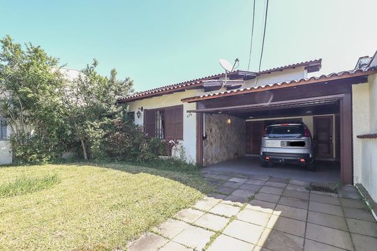 Quintal de casa para alugar com 3 quartos, 190m² em Cristo Redentor, Porto Alegre