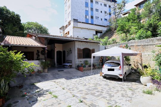 Garagem de casa à venda com 4 quartos, 597m² em Pompéia, Belo Horizonte