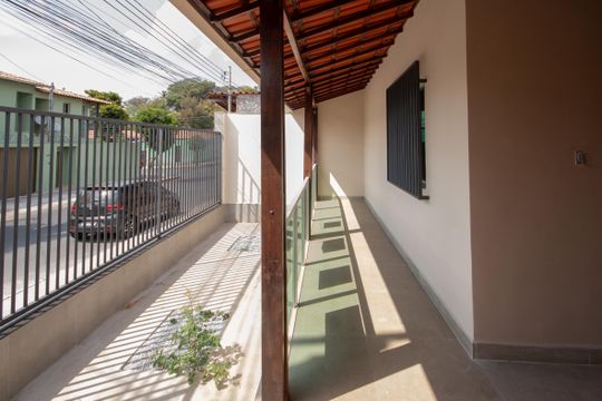 Área Externa de casa à venda com 3 quartos, 360m² em Serrano, Belo Horizonte