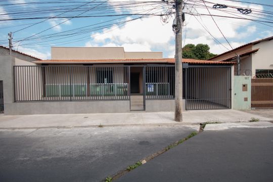 Fachada de casa à venda com 3 quartos, 360m² em Serrano, Belo Horizonte