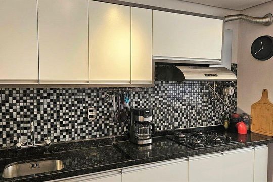 Cozinha de apartamento à venda com 2 quartos, 51m² em Petrópolis, Porto Alegre