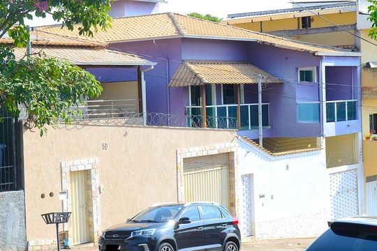 Fachada de casa à venda com 3 quartos, 300m² em Goiânia, Belo Horizonte