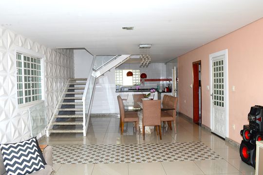 Sala de casa à venda com 3 quartos, 300m² em Goiânia, Belo Horizonte