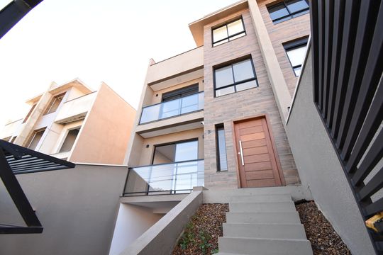 Fachada de casa para alugar com 3 quartos, 225m² em Tingui, Curitiba