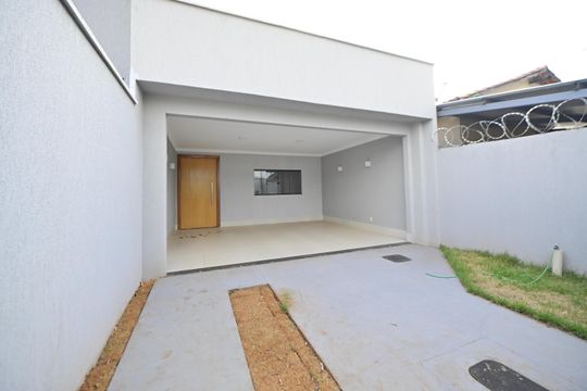Garagem de casa à venda com 3 quartos, 132m² em Jardim Balneario Meia Ponte, Goiânia