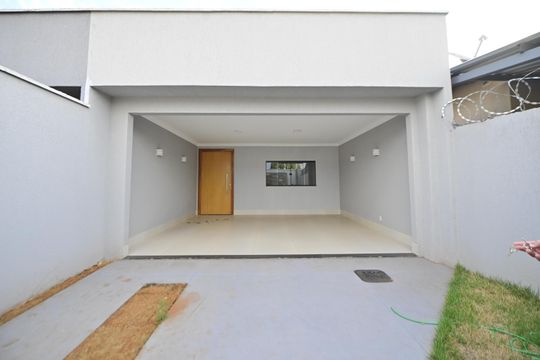 Garagem de casa à venda com 3 quartos, 132m² em Jardim Balneario Meia Ponte, Goiânia