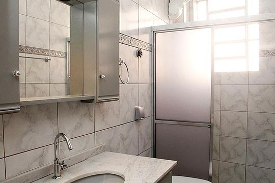Banheiro de apartamento à venda com 1 quarto, 45m² em Cidade Baixa, Porto Alegre
