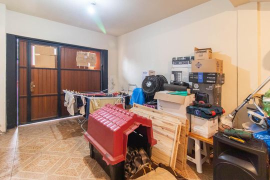 Garagem de casa à venda com 3 quartos, 154m² em Vila Nova, Porto Alegre