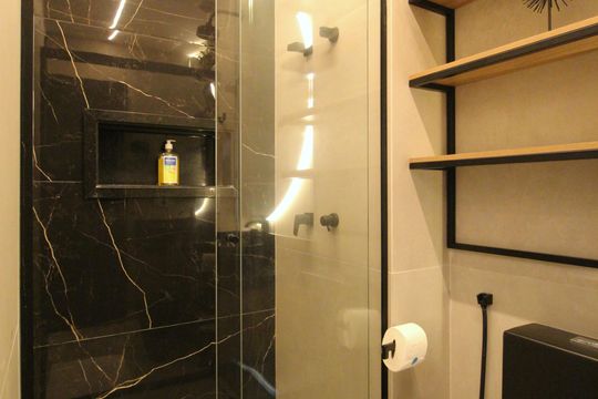 Banheiro de kitnet/studio à venda com 1 quarto, 24m² em Indianópolis, São Paulo