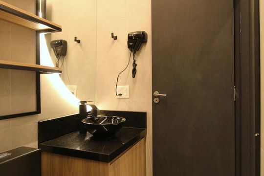 Banheiro de kitnet/studio à venda com 1 quarto, 24m² em Indianópolis, São Paulo