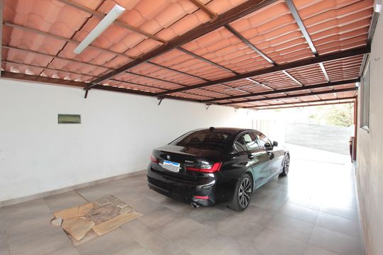 Garagem de casa à venda com 8 quartos, 504m² em Braúnas, Belo Horizonte