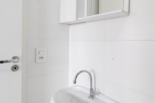 Banheiro de apartamento para alugar com 2 quartos, 36m² em Vila Carmosina, São Paulo