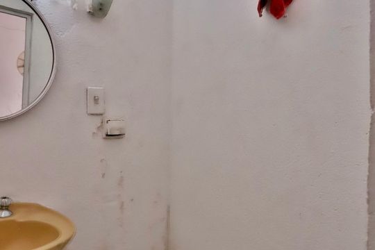 Banheiro de serviço de casa à venda com 3 quartos, 350m² em Vila Bertioga, São Paulo