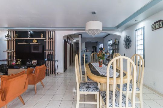 Casa para alugar com 4 quartos, 420m² em Vila Aurea, Poá