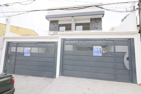 Fachada de casa à venda com 3 quartos, 150m² em Vila Yara, Osasco