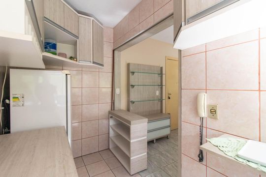 Cozinha de apartamento para alugar com 1 quarto, 38m² em Santo Antônio, Porto Alegre