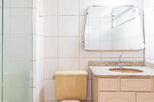 Banheiro de apartamento à venda com 1 quarto, 38m² em Santo Antônio, Porto Alegre