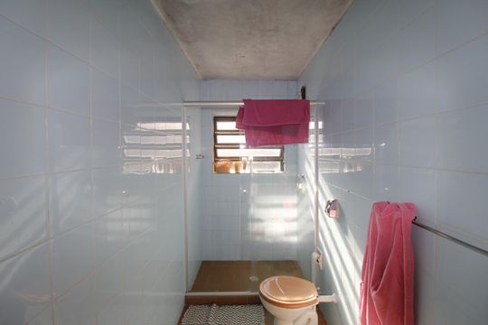 Banheiro de casa à venda com 3 quartos, 297m² em São Geraldo, Porto Alegre
