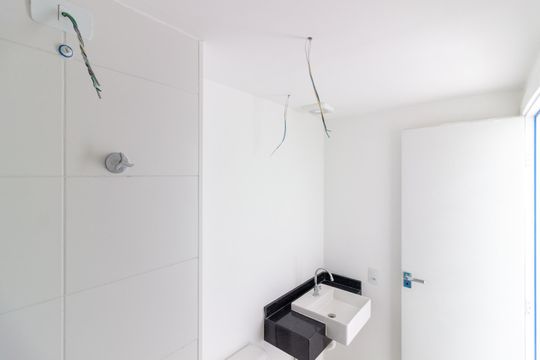 Banheiro de kitnet/studio à venda com 1 quarto, 24m² em Pinheiros, São Paulo