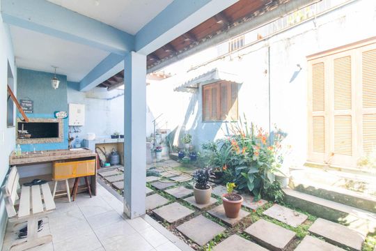 Quintal de casa à venda com 3 quartos, 175m² em Partenon, Porto Alegre