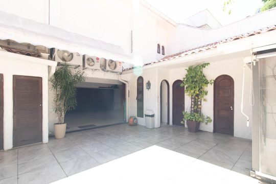Quintal de casa à venda com 4 quartos, 700m² em Vila Conceição, Porto Alegre