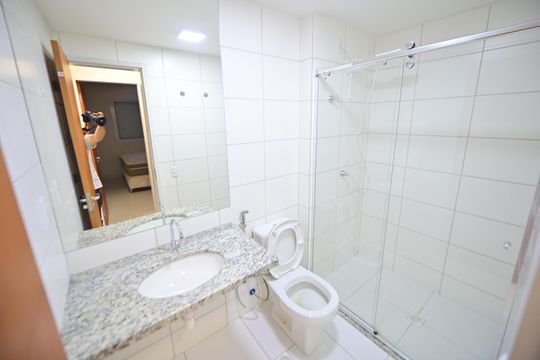Banheiro de apartamento à venda com 2 quartos, 64m² em Parque Amazonia, Goiânia