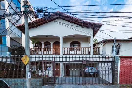 Fachada de casa à venda com 3 quartos, 300m² em Santa Rosa, Belo Horizonte