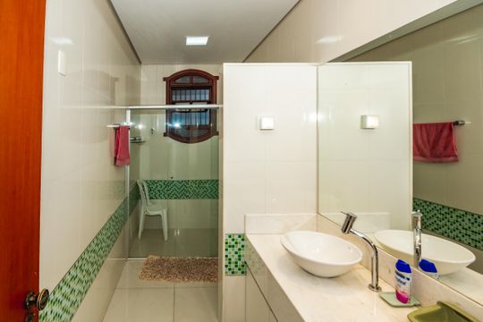 Banheiro Social 2 de casa à venda com 3 quartos, 300m² em Santa Rosa, Belo Horizonte