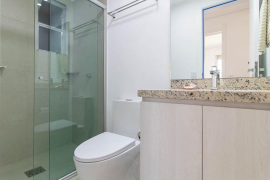 Banheiro Social de apartamento para alugar com 2 quartos, 65m² em Santo Antônio, Porto Alegre