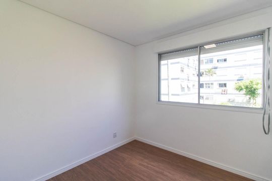 Quarto 1 de apartamento para alugar com 2 quartos, 65m² em Santo Antônio, Porto Alegre