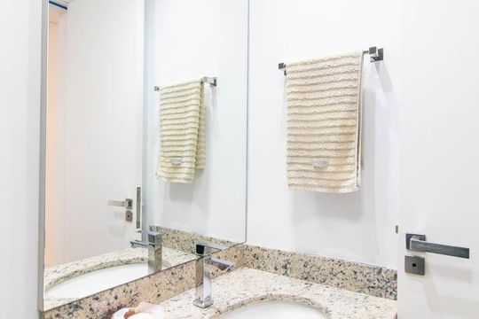 Banheiro Social de apartamento para alugar com 2 quartos, 65m² em Santo Antônio, Porto Alegre