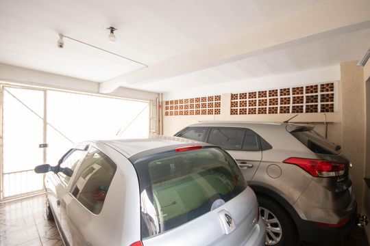 Garagem de casa à venda com 4 quartos, 140m² em Vila Nova Galvão, São Paulo