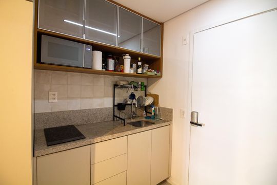 Cozinha de kitnet/studio à venda com 1 quarto, 27m² em Campo Belo, São Paulo