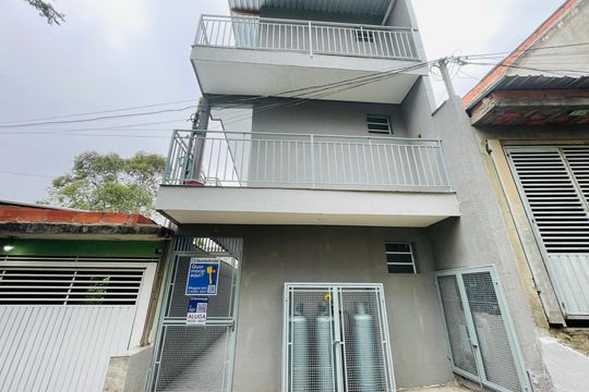 Placa instalada na fachada do imóvel de apartamento para alugar com 1 quarto, 22m² em Vila Operária, Guarulhos