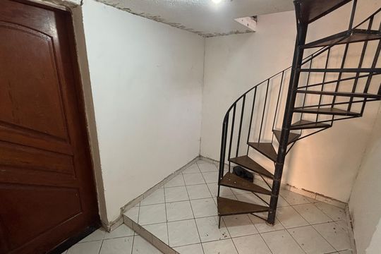 Escada - Porão de casa à venda com 4 quartos, 220m² em Vl Fco Matarazzo, Santo André