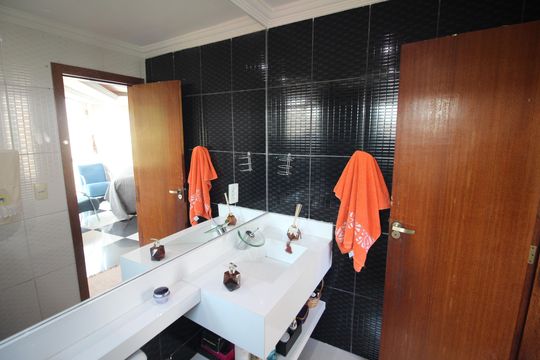Banheiro Suíte de apartamento à venda com 4 quartos, 400m² em Conjunto Agua Branca, Contagem