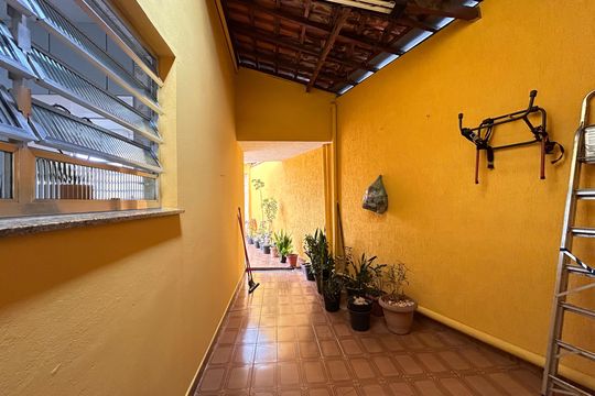 Quintal de casa à venda com 4 quartos, 253m² em Jardim Monjolo, São Paulo