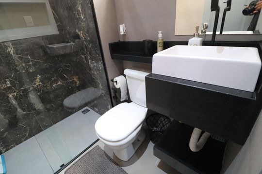 Banheiro de apartamento para alugar com 1 quarto, 37m² em Centro, Uberlândia