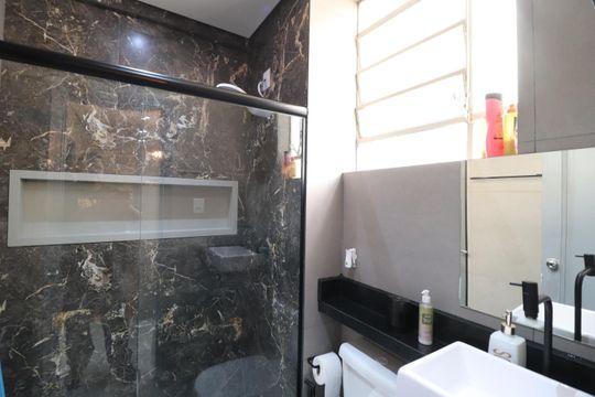Banheiro de apartamento para alugar com 1 quarto, 37m² em Centro, Uberlândia