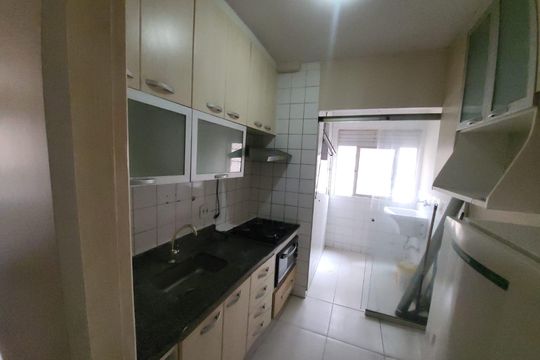 Cozinha de apartamento para alugar com 2 quartos, 45m² em Jardim Miriam, São Paulo