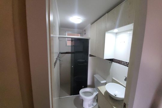 Banheiro  de apartamento para alugar com 2 quartos, 45m² em Jardim Miriam, São Paulo
