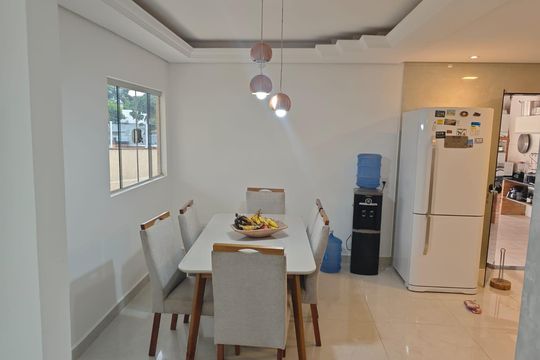 Sala de casa de condomínio para alugar com 3 quartos, 210m² em Condomínio Village do Gramado, Lagoa Santa