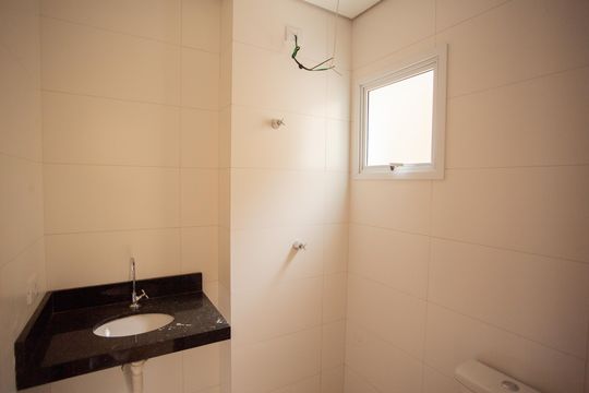 Banheiro de apartamento à venda com 2 quartos, 51m² em Vila Baruel, São Paulo