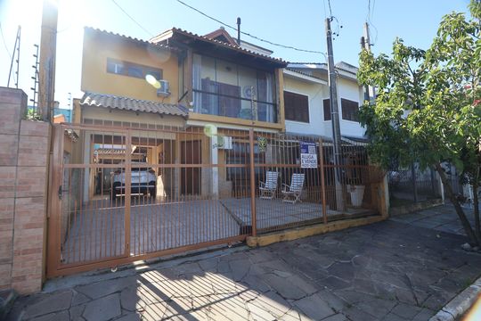 Fachada de casa à venda com 3 quartos, 170m² em Mato Grande, Canoas