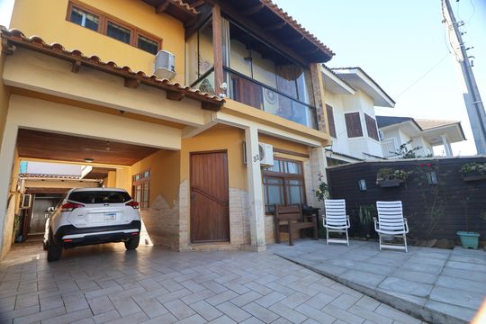 Garagem de casa à venda com 3 quartos, 170m² em Mato Grande, Canoas